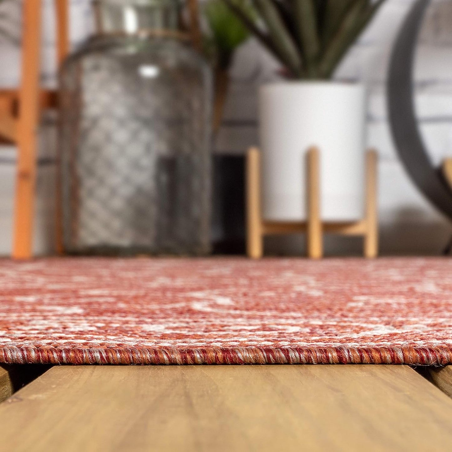 JONATHAN Y Vintage Filigree Indoor Outdoor Round Area Rug 4 Ft Red/Beige, Charleston Textured Weave for Backyard, Patio, Porch, Easy-Cleaning, High Traffic, Pet-Friendly, Non-Shedding (SMB106B-4R)