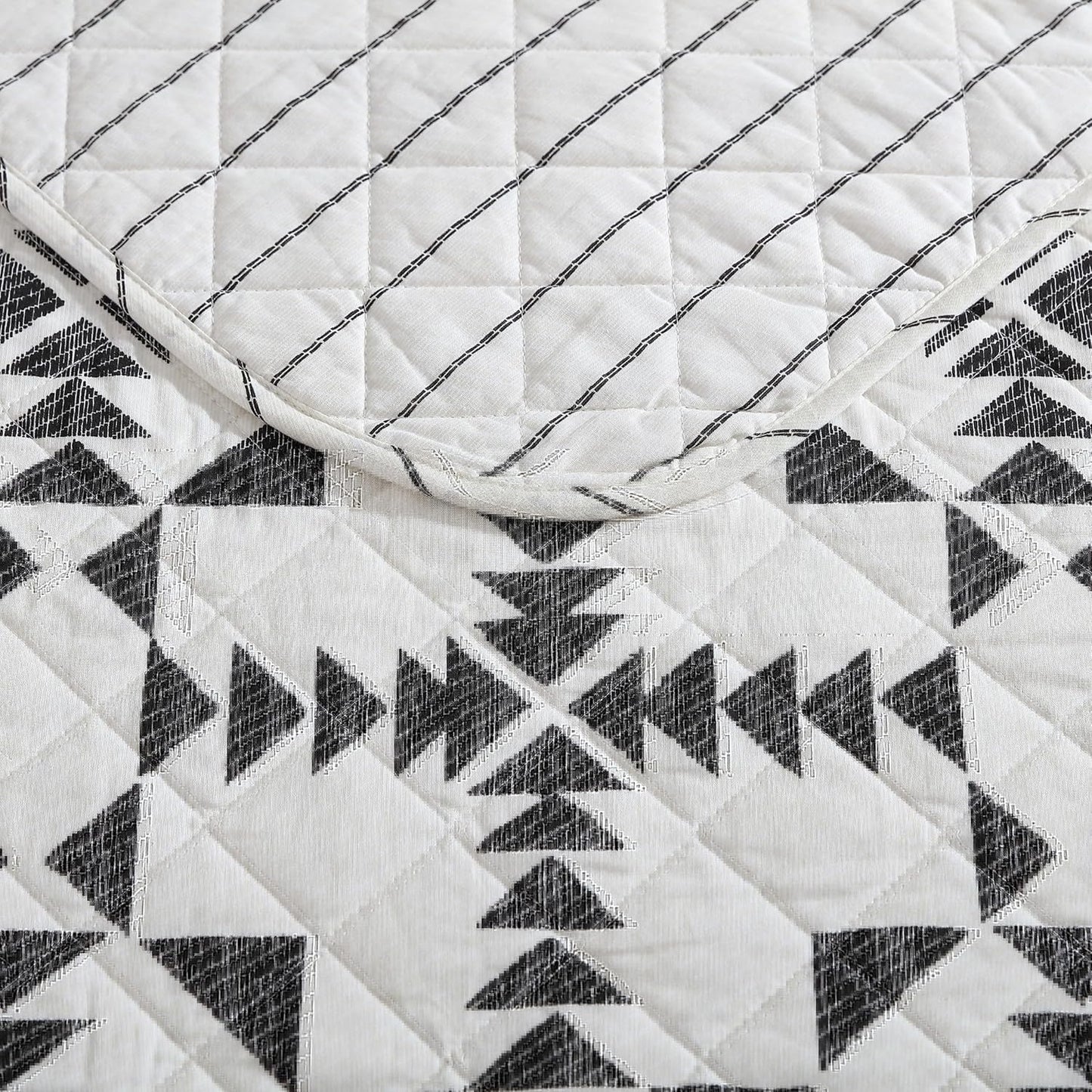 Eddie Bauer - Queen Quilt Set, Reversible Cotton Bedding with Matching Shams, Luxurious Bedding Set (Arrowhead Charcoal, 3 pcs, Queen)
